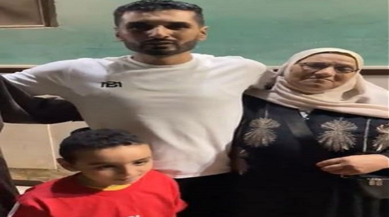 سامح ووالدته لحظة وصوله