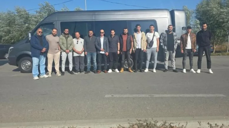 صورة للبحارة الـ15 العالقين بأوكرانيا في أثناء خروجهم إلى دولة مولدوفا