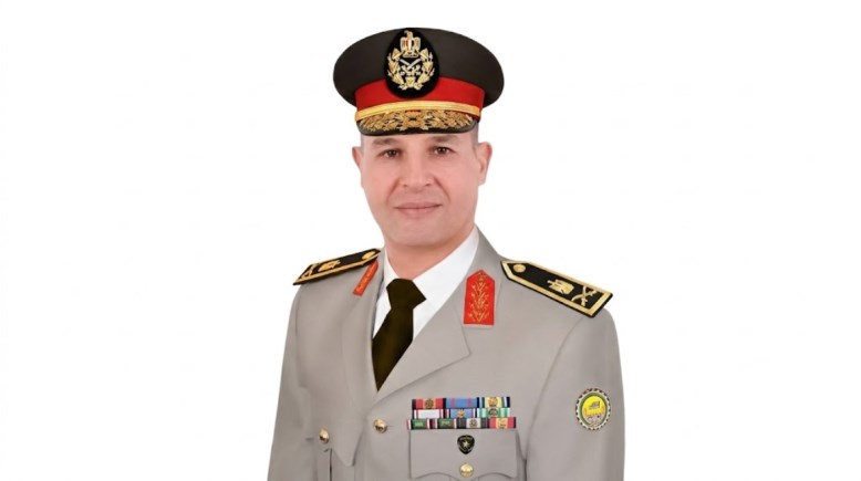 اللواء الحسين مصطفى عبد الحميد شرف مدير الكلية الفنية العسكرية
