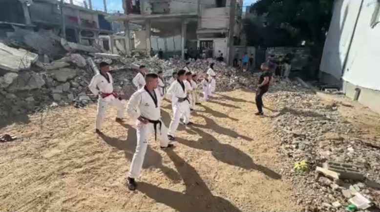 فتيان وفتيات في قطاع غزة يواصلون تدريباتهم على التايكوندو بين أنقاض المباني المدمرة
