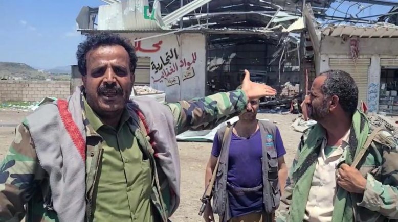 أناس في سوق عقب غارة جوية على تعز، جنوب غرب اليمن (شينخوا)
