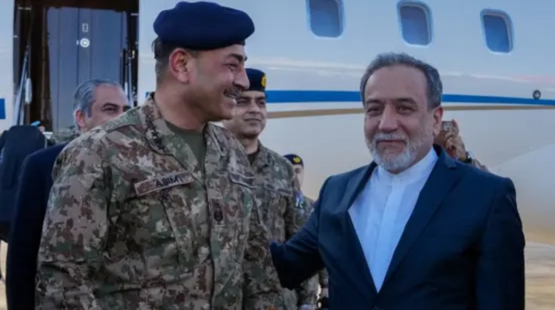 وزير الخارجية الإيراني عباس عراقجي وقائد الجيش الباكستاني عاصم منير