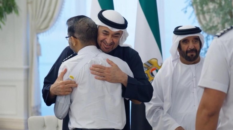 رئيس الإمارات ونائبه يستقبلان طاقم طائرة "فلاي دبي"