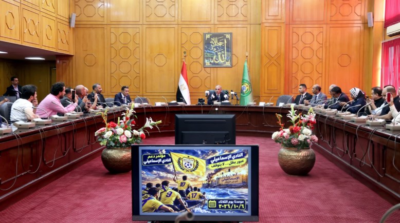 محافظ الإسماعيلية خلال اللقاء
