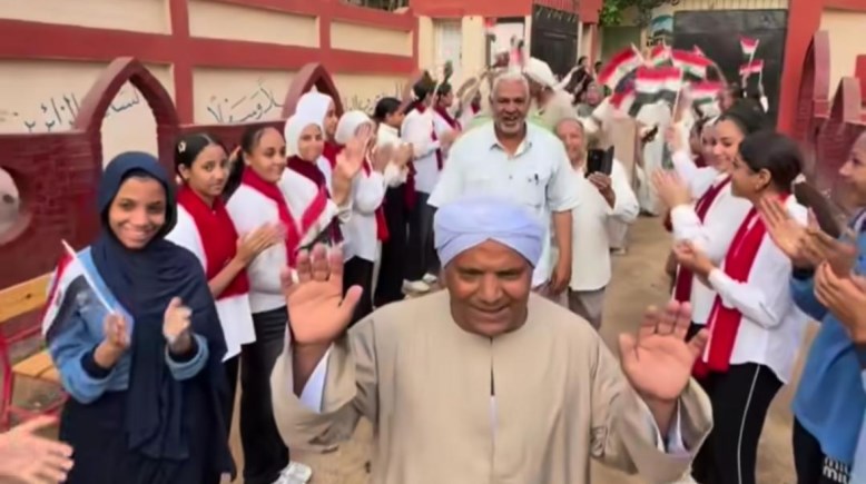 تكريم عم سعدان محمد بمدرسة نجع الكوم للتعليم الأساسي 