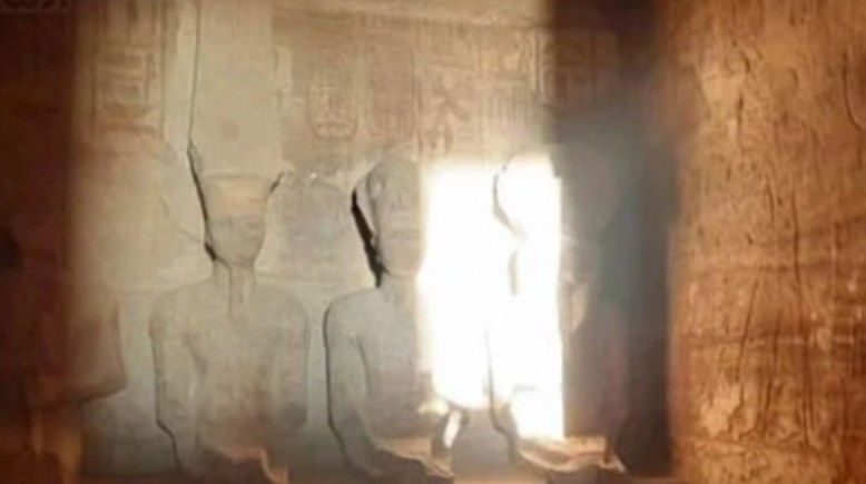 براجراف عن تعامد الشمس على معبد أبو سمبل بالإنجليزي 2026