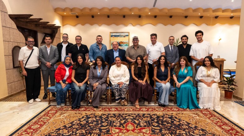 نجوم مسرحية أنا مش عارفني مع القنصل العام 