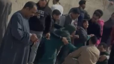  والدة أحد ضحايا حادث الطريق الأوسطي