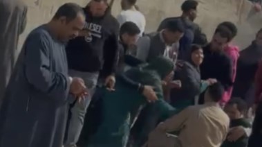 والدة أحد ضحايا حادث الطريق الأوسطي