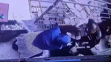 كاميرات المراقبة توثق لحظة التعدي