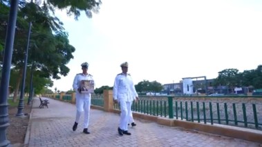مأمورو الأقسام أثناء توزيع المساعدات