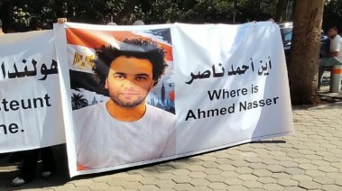 مصريون يطالبون بكشف ملابسات توقيف أحمد ناصر في هولندا أمام السفارة بالقاهرة
