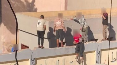 5 شباب يتسلقون سور مدرسة بالحوامدية