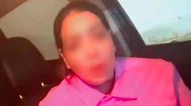 المتهمة أثناء تسليم نفسها للشرطة