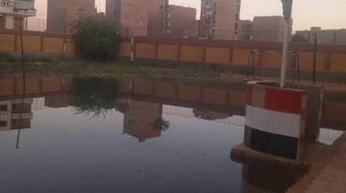 مياه الصرف الصحي تغرق فناء المدرسة 