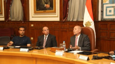 محافظ القاهرة خلال الاجتماع 