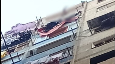 شاب يهدد بإلقاء نفسه من الطابق الخامس والأمن ينقذه