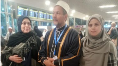 الدكتور منار محمد مع والديها