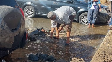 فرق الطوارئ تتحرك لشفط المياه وإصلاح العطل
