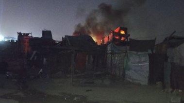 الجيش الإسرائيلي يحرق مخيم النازحين في الشجاعية