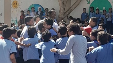 فرحةالطلاب بفوز معلمهم
