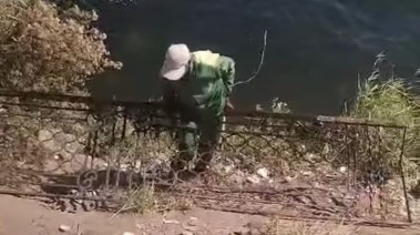العامل أثناء استعادت السور الحديدي 