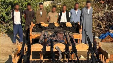 المتهمين وجانب من المضبوطات