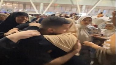لحظة وصول المصريين المحتجزين لأرض الوطن