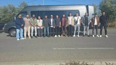 صورة للبحارة الـ15 العالقين بأوكرانيا في أثناء خروجهم إلى دولة مولدوفا