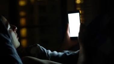 استخدام الهاتف قبل النوم 