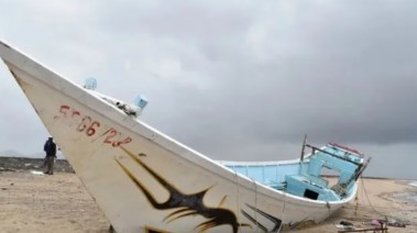 غرق قارب يحمل على متنه 109 شخصا