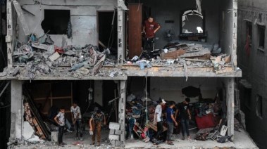 فلسطينيون يتفقدون الدمار الناجم عن غارة جوية إسرائيلية استهدفت منزلا سكنيا في حي الصبرة، جنوب شرق مدينة غزة (شينخوا)