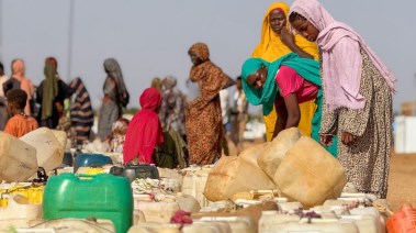 نساء وأطفال يصطفون للحصول على الماء في مدينة الأبيض، شمال كردفان، السودان.