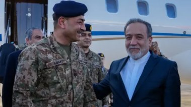 وزير الخارجية الإيراني عباس عراقجي وقائد الجيش الباكستاني عاصم منير
