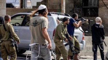 مستوطنون إسرائيليون مع عناصر من الجيش الإسرائيلي 