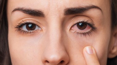 مخاطر مستحضرات التجميل على العين