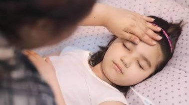 علاج الحمى عند الأطفال