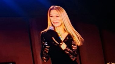 منى عزيز 