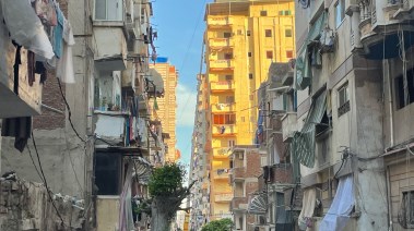 إخلاء عقار مخالف مأهول بالسكان بمحرم بك بالإسكندرية 
