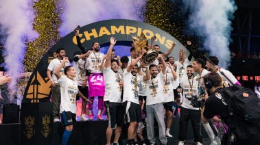 الفريق الكويتي بتوج بالبطولة 