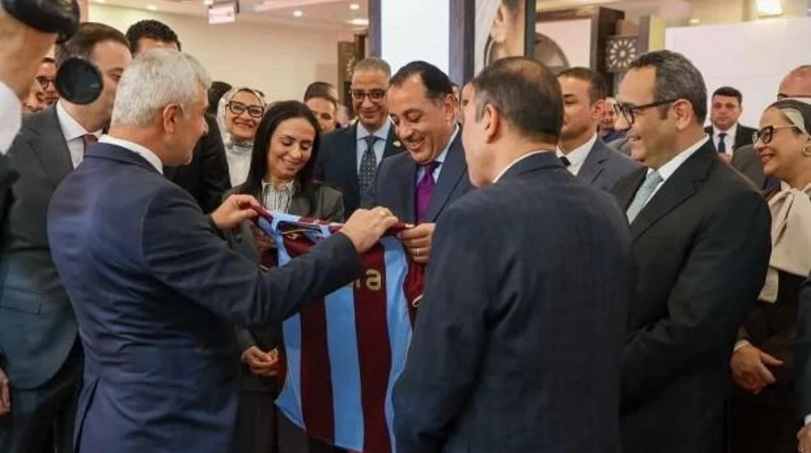 قميص صلاح في طرابزون هدية لمصطفى مدبولي