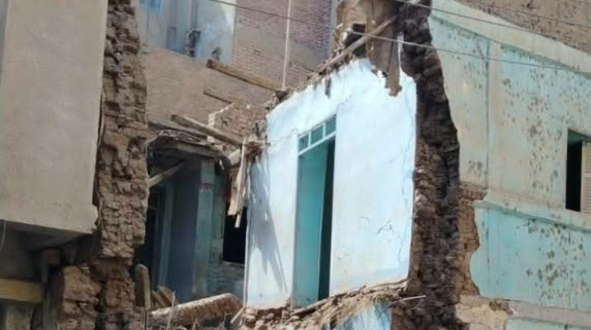 جانب من الانهيار للعقار