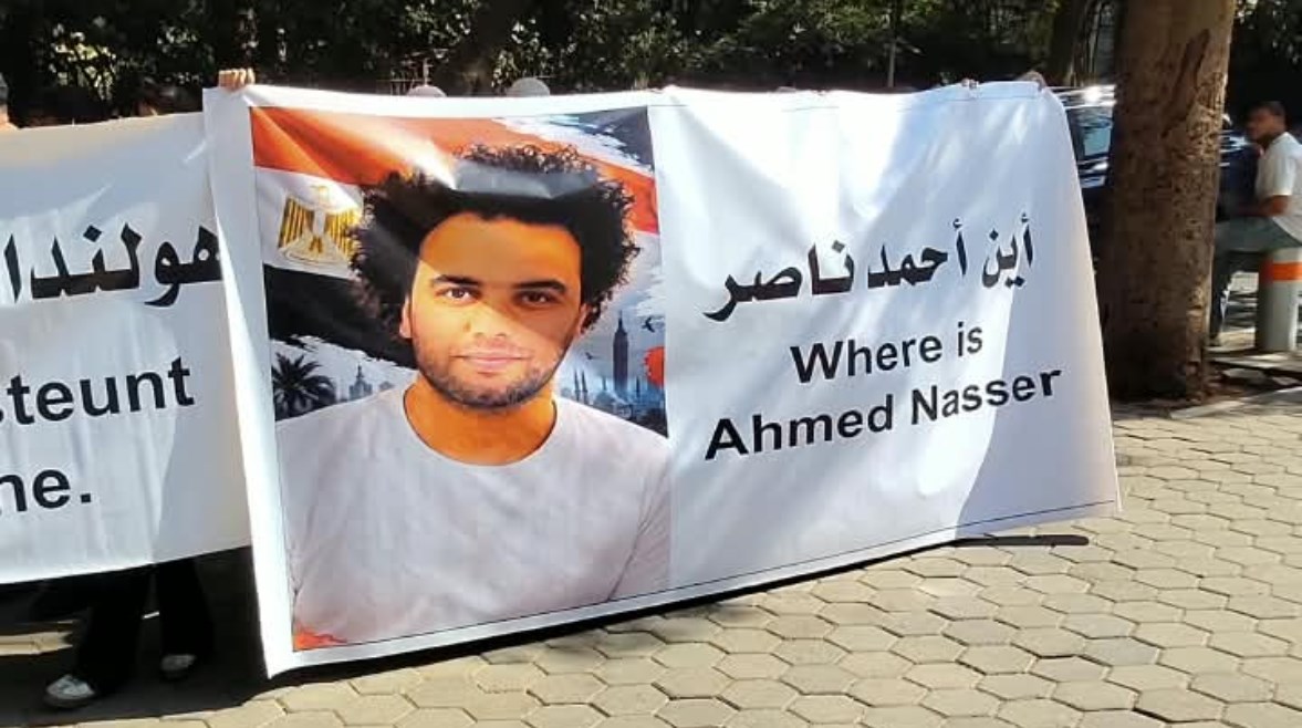 مصريون يطالبون بكشف ملابسات توقيف أحمد ناصر في هولندا أمام السفارة بالقاهرة