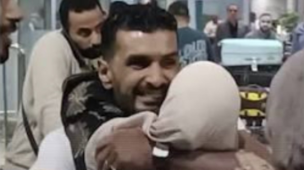 أحد البحارة المصريين في حضن حار مع والدته