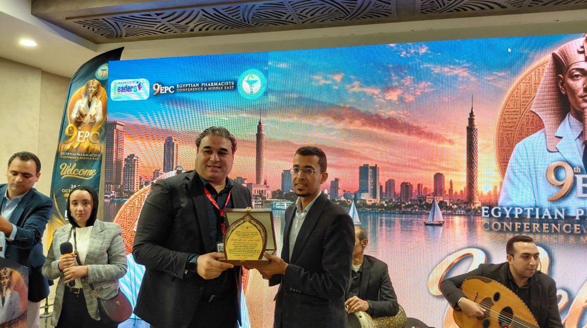 أثناء تكريم الصحفي عبدالمجيد عبدالله