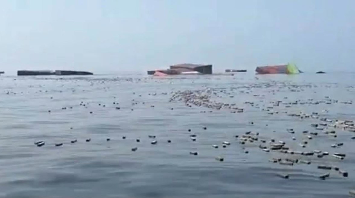 هواتف آيفون بالمئات على وش المياه