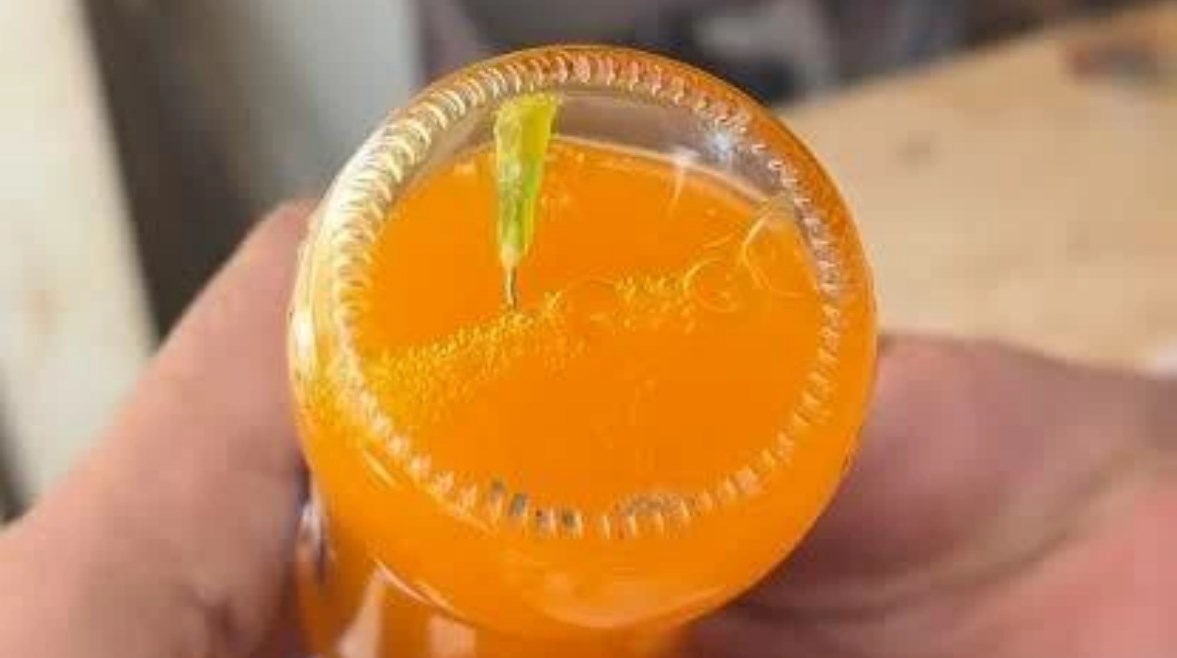 سرنجة داخل علبة العصير 
