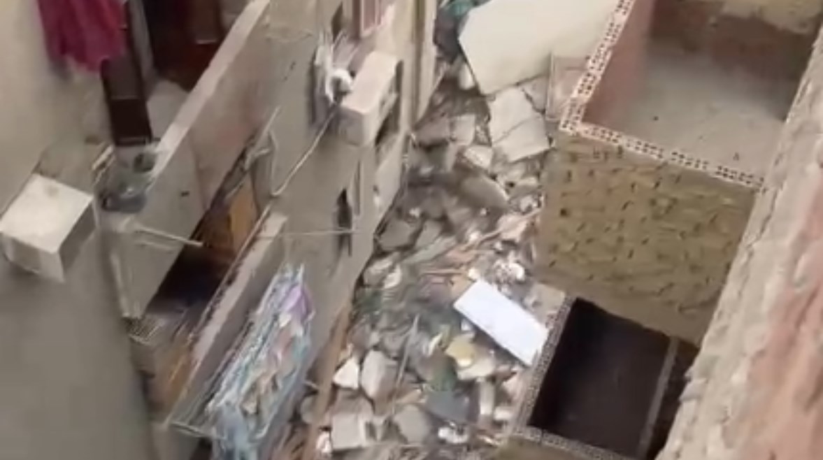 جانب من العقار المنهار