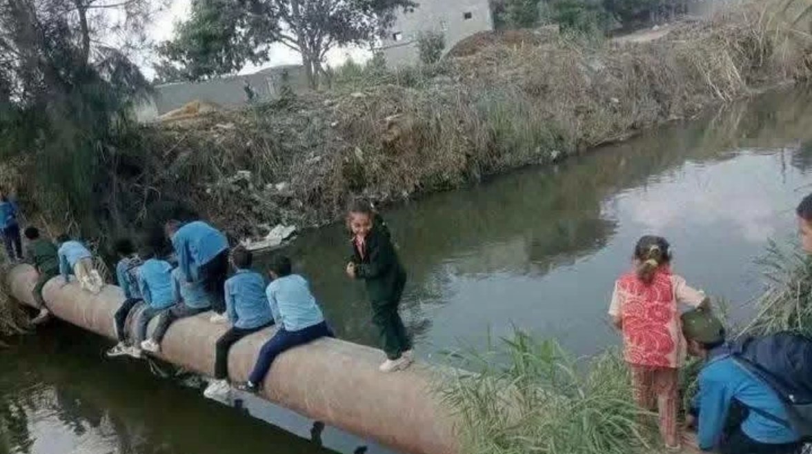  أزمة عبور تلاميذ البحيرة فوق ماسورة