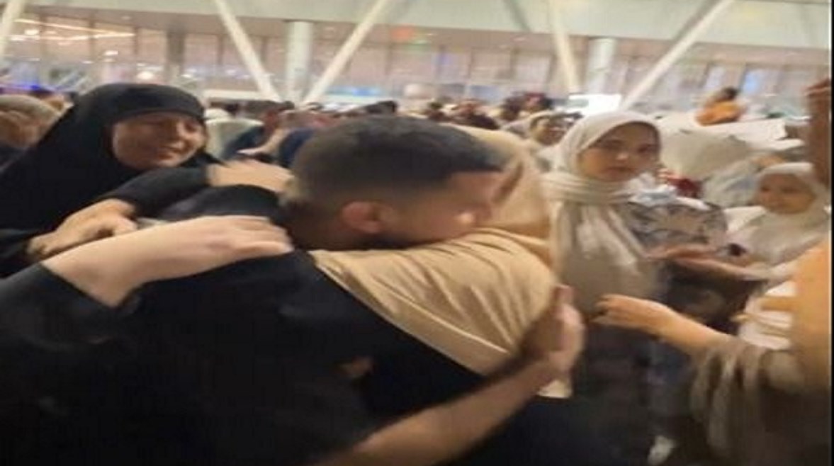 لحظة وصول المصريين المحتجزين لأرض الوطن